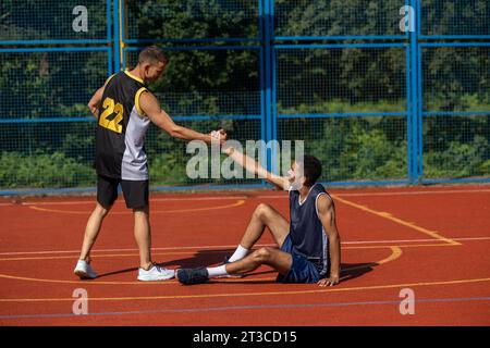 Giocatori di pallacanestro sul campo da basket dopo aver giocato una partita intensa. Foto Stock