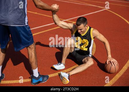 Giocatori di pallacanestro sul campo da basket dopo aver giocato una partita intensa. Foto Stock