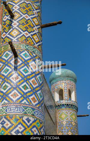 Kokand, Uzbekistan - 24 ottobre 2023: Dettaglio della facciata del Palazzo Khudayar Khan a Kokand nella valle di Fergana, Uzbekistan. Foto Stock