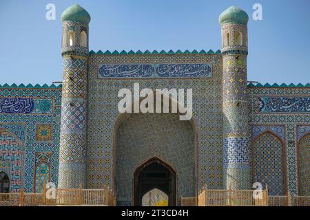 Kokand, Uzbekistan - 24 ottobre 2023: Facciata del Palazzo Khudayar Khan a Kokand nella valle di Fergana, Uzbekistan. Foto Stock