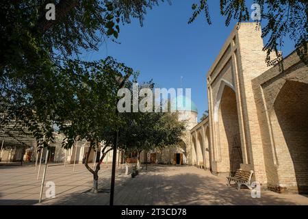 Kokand, Uzbekistan - 24 ottobre 2023: Dettaglio dell'interno della Madrasa Norbutabiy a Kokand nella valle di Fergana, Uzbekistan. Foto Stock