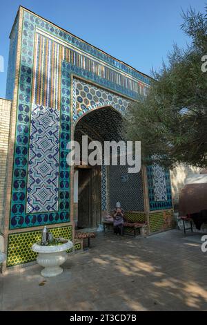 Kokand, Uzbekistan - 24 ottobre 2023: Facciata del Mausoleo Modari Khan a Kokand nella valle di Fergana, Uzbekistan. Foto Stock