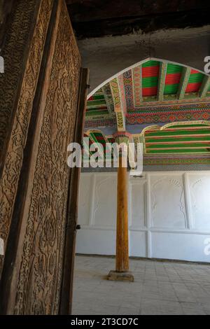 Kokand, Uzbekistan - 24 ottobre 2023: Dettaglio dell'interno del Mausoleo Modari Khan a Kokand nella valle di Fergana, Uzbekistan. Foto Stock