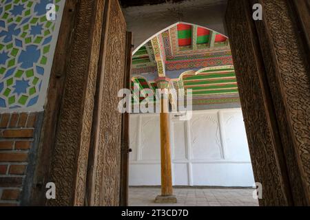 Kokand, Uzbekistan - 24 ottobre 2023: Dettaglio dell'interno del Mausoleo Modari Khan a Kokand nella valle di Fergana, Uzbekistan. Foto Stock