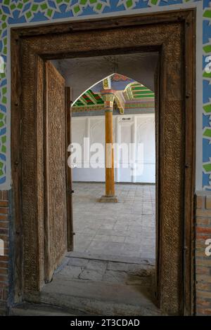 Kokand, Uzbekistan - 24 ottobre 2023: Dettaglio dell'interno del Mausoleo Modari Khan a Kokand nella valle di Fergana, Uzbekistan. Foto Stock