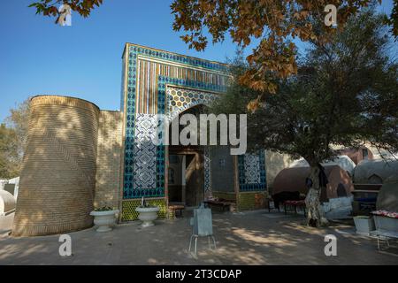 Kokand, Uzbekistan - 24 ottobre 2023: Facciata del Mausoleo Modari Khan a Kokand nella valle di Fergana, Uzbekistan. Foto Stock