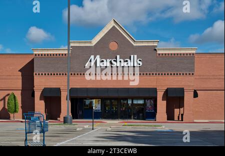 Houston, Texas, USA 09-24-2023: Area commerciale di Marshalls, fronte all'esterno e parcheggio a Houston, Texas. Catena americana di grandi magazzini discount. Foto Stock