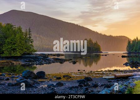 Tranquilla mattinata presso la vecchia stazione delle balene di Rose Harbour sull'isola di Kunghit, nella riserva del Parco Nazionale di Gwaii Haanas, Haida Gwaii, British Columbia, Cana Foto Stock