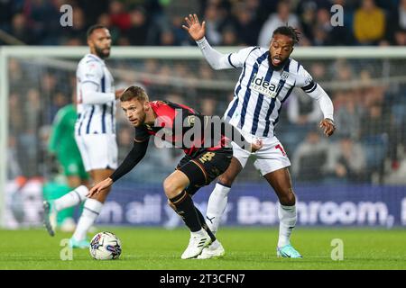 West Bromwich, Regno Unito. 24 ottobre 2023. Il Sam Field di QPR è messo sotto pressione dal Nathaniel Chalobah di West Bromwich Albion durante l'EFL Sky Bet Championship match tra West Bromwich Albion e Queens Park Rangers agli Hawthorns, West Bromwich, Inghilterra, il 24 ottobre 2023. Foto di Stuart Leggett. Solo per uso editoriale, licenza necessaria per uso commerciale. Nessun utilizzo in scommesse, giochi o pubblicazioni di un singolo club/campionato/giocatore. Credito: UK Sports Pics Ltd/Alamy Live News Foto Stock