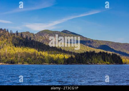 Montagne e mare vicino alla Rose Harbour Whaling Station nel Gwaii Haanas National Park Reserve, Haida Gwaii, British Columbia, Canada Foto Stock