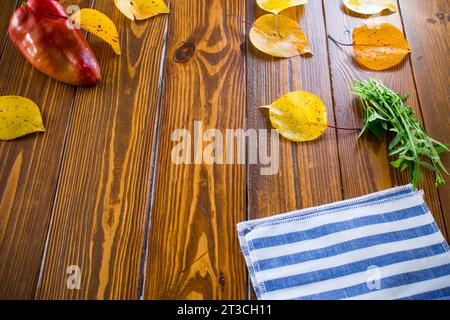 fondo in legno con spazio vuoto al centro, fogliame autunnale, verdure autunnali. Foto Stock