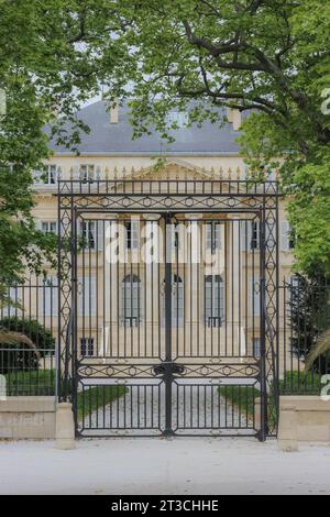 Guardando attraverso un cancello nero di ferro battuto a Chateau Margaux nella riva sinistra della regione francese del Medoc Foto Stock