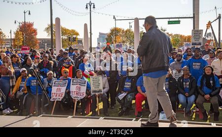 Detroit, Michigan, USA. 24 ottobre 2023. I lavoratori del casinò si radunarono nel centro di Detroit dopo che il Consiglio comunale votò a sostegno del loro sciopero per un contratto migliore. I cinque sindacati del Detroit Casino Council stanno iniziando la seconda settimana del loro sciopero contro MGM Grand, MotorCity Casino e Hollywood Casino a Greektown. Crediti: Jim West/Alamy Live News Foto Stock