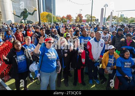 Detroit, Michigan, USA. 24 ottobre 2023. I lavoratori del casinò si radunarono nel centro di Detroit dopo che il Consiglio comunale votò a sostegno del loro sciopero per un contratto migliore. I cinque sindacati del Detroit Casino Council stanno iniziando la seconda settimana del loro sciopero contro MGM Grand, MotorCity Casino e Hollywood Casino a Greektown. Crediti: Jim West/Alamy Live News Foto Stock