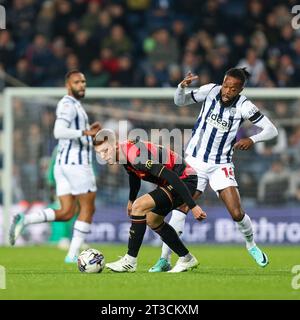 West Bromwich, Regno Unito. 24 ottobre 2023. Il Sam Field di QPR è spinto dal Nathaniel Chalobah di West Bromwich Albion durante l'EFL Sky Bet Championship match tra West Bromwich Albion e Queens Park Rangers agli Hawthorns, West Bromwich, Inghilterra, il 24 ottobre 2023. Foto di Stuart Leggett. Solo per uso editoriale, licenza necessaria per uso commerciale. Nessun utilizzo in scommesse, giochi o pubblicazioni di un singolo club/campionato/giocatore. Credito: UK Sports Pics Ltd/Alamy Live News Foto Stock