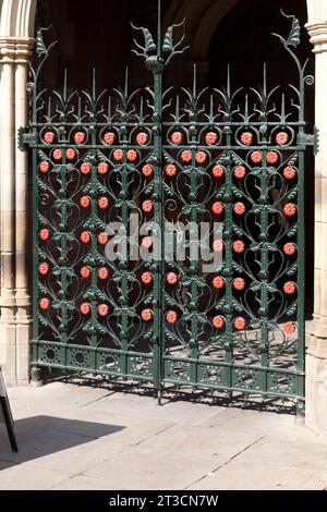 Portico d'ingresso alla Cattedrale di Manchester, con cancello decorato con la rosa rossa del Lancashire Foto Stock