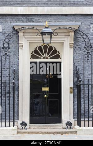 Porta d'ingresso della casa del primo ministro, al numero 10 di Downing Street, Westminster, Londra, Regno Unito Foto Stock