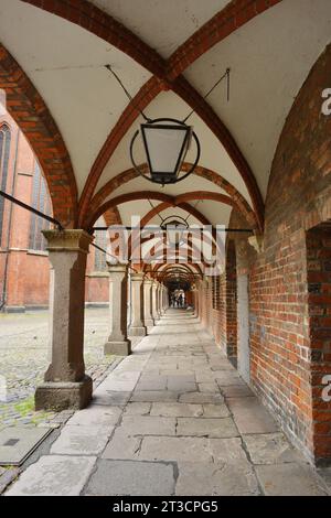 Lubecca, storica passerella coperta sulle mura della città vecchia vicino alla Mairenkirche Foto Stock