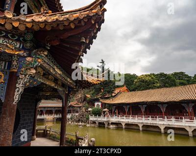 Tetti cinesi, Tempio di Yuantong, Kunming, Yunnan, Cina Foto Stock