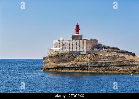 Faro di la Madonetta sulla scogliera rocciosa, ingresso al porto di Bonifacio, Corsica, Francia Foto Stock