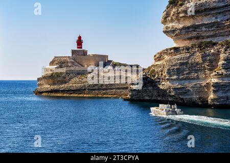 Faro di la Madonetta sulla scogliera rocciosa, ingresso al porto di Bonifacio, Corsica, Francia Foto Stock