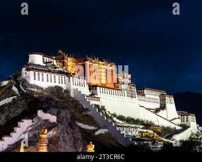 Palazzo Potala illuminato di notte, ex palazzo del Dalai Llama, Lhasa, Tibet, Cina Foto Stock