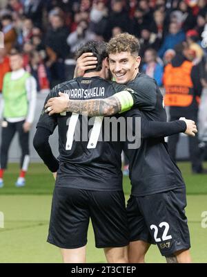 Berlino, Germania. 24 ottobre 2023. Calcio: Champions League, 1. FC Union Berlin - SSC Napoli, fase a gironi, gruppo C, giorno 3, Olympiastadion, Giovanni di Lorenzo di Napoli (r) celebra con il Napoli Khvicha Kvaratskhelia (l) sull'1:0. Credito: Andreas Gora/dpa/Alamy Live News Foto Stock