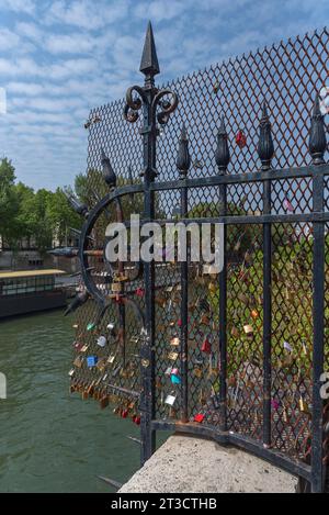 L'amore chiude una barriera sulla Senna, Parigi, Francia Foto Stock