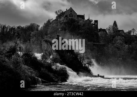 Cascate del Reno e bandiera svizzera con il castello Laufen a Neuhausen, Sciaffusa, Svizzera Foto Stock