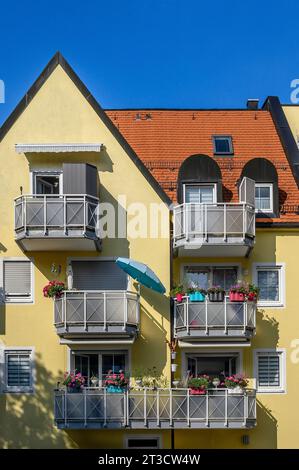 Facciata gialla con balconi verdi, Kempten, Allgaeu, Baviera, Germania Foto Stock