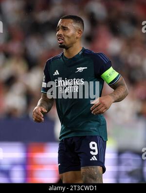 Gabriel Jesus dell'Arsenal durante la partita del gruppo B di UEFA Champions League allo stadio Ramon Sanchez-Pizjuan di Siviglia, Spagna. Data immagine: Martedì 24 ottobre 2023. Foto Stock