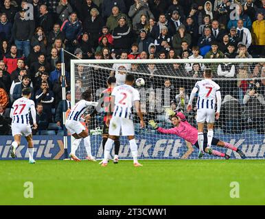 24 ottobre 2023: The Hawthorns, West Bromwich, West Midlands, Inghilterra; EFL Championship Football, West Bromwich Albion contro il Queens Park Rangers; Brandon Thomas-Asante del West Bromwich Albion segna dal punto di rigore per battere Asmir Begovic del QPR al 59° minuto per ottenere il punteggio di 1-0 Foto Stock