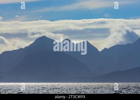 Le aspre San Cristoval Mountains si innalzano ripidamente dall'Oceano Pacifico nella riserva del Parco Nazionale di Gwaii Haanas, Haida Gwaii, Britih Columbia, Canada Foto Stock