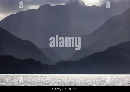 Le aspre San Cristoval Mountains si innalzano ripidamente dall'Oceano Pacifico nella riserva del Parco Nazionale di Gwaii Haanas, Haida Gwaii, Britih Columbia, Canada Foto Stock