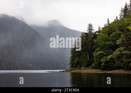 Le aspre San Cristoval Mountains si innalzano ripidamente dall'Oceano Pacifico nella riserva del Parco Nazionale di Gwaii Haanas, Haida Gwaii, Britih Columbia, Canada Foto Stock