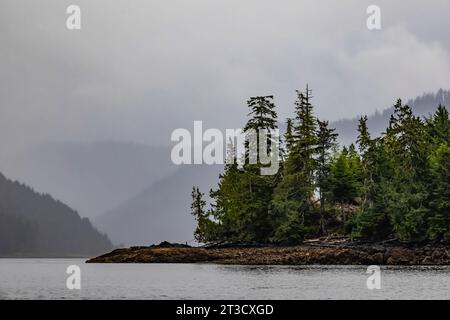 Le aspre San Cristoval Mountains si innalzano ripidamente dall'Oceano Pacifico nella riserva del Parco Nazionale di Gwaii Haanas, Haida Gwaii, Britih Columbia, Canada Foto Stock