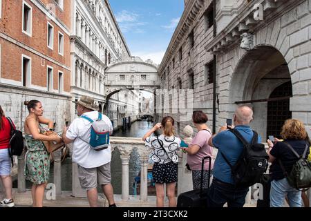 I turisti sul Ponte de paglia visitano il Ponte dei Sospiri, il Ponte dei Sospiri, Venezia, Veneto, Italia Foto Stock