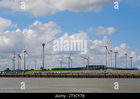 Turbine eoliche nel parco eolico, nuove auto per il carico delle auto nel porto esterno, Emden, Frisia orientale, bassa Sassonia, Germania Foto Stock