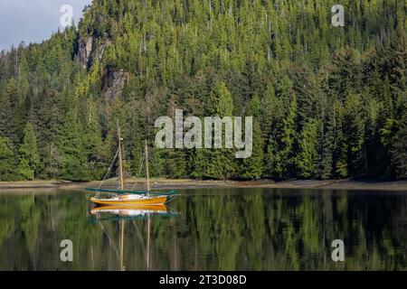 Schooner Nevermore ancorato nella baia di Moresby Camp, Moresby Island, Haida Gwaii, British Columbia, Canada [nessun rilascio di proprietà; licenza editoriale su Foto Stock