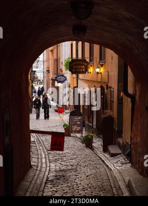 Stoccolma, Svezia – 28 novembre 2022: La mattina, guardando le strade di Stoccolma Gamla Stan da un buco ad arco Foto Stock