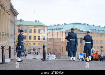 Stoccolma, Svezia – 28 novembre 2022: Cambio della guardia di fronte al Palazzo reale, Stoccolma, Svezia Foto Stock