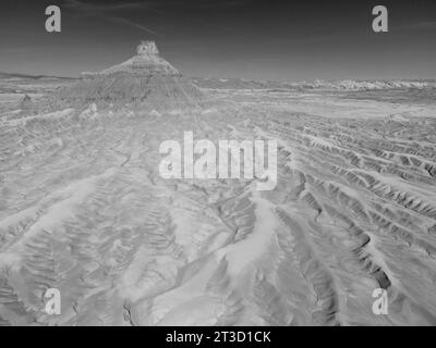 Fotografia aerea di Factory Butte, una mesa erosa e solitaria a ovest di Hanksville, Wayne County, Utah, USA, in una splendida mattinata autunnale. Foto Stock