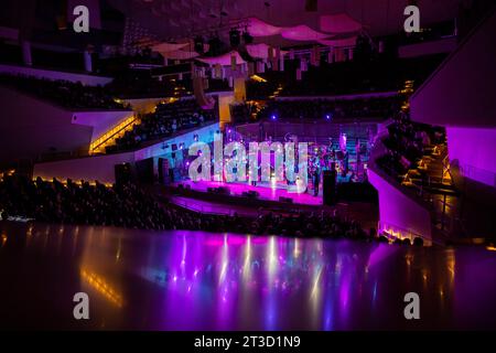 Berlino, Germania. 24 ottobre 2023. Brian Eno si esibisce con la Baltic Sea Philharmonic Orchestra sotto il direttore Kristjan Järvi alla Berlin Philharmonie. Credito: Christoph Soeder/dpa/Alamy Live News Foto Stock