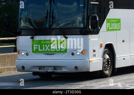 Toronto, ON, Canada – 30 agosto 2023: Visualizza presso l'autobus della società Flixbus sull'autostrada di Toronto Foto Stock