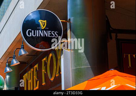 Toronto, ONTARIO, Canada – 5 settembre 2023: Cartello della Guinness Company. È uno dei marchi di alcolici di maggior successo in tutto il mondo Foto Stock