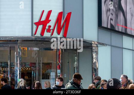 Toronto, ONTARIO, Canada - 23 agosto 2023: Visualizza al segno della società H&M di Toronto Foto Stock