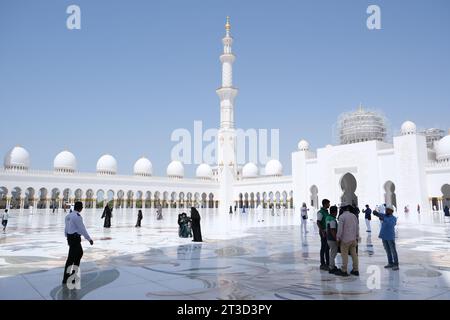 Magnifica grande Moschea Sheikh Zayed ad Abu Dhabi, un capolavoro di architettura e spiritualità islamica Foto Stock