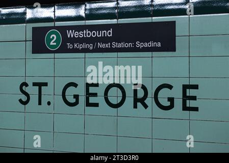 Toronto, ONTARIO, Canada – 3 settembre 2023: Vista al St. Cartello George Subway a Toronto Foto Stock