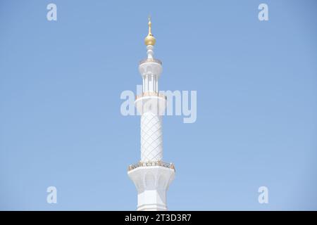 Magnifica grande Moschea Sheikh Zayed ad Abu Dhabi, un capolavoro di architettura e spiritualità islamica Foto Stock