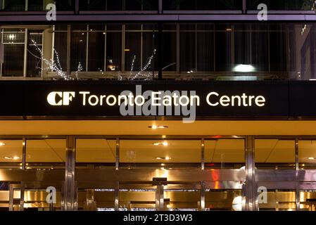 Toronto, ONTARIO, Canada – 2 gennaio 2023: Visualizza l'insegna del centro commerciale CF Toronto Eaton Centre Foto Stock